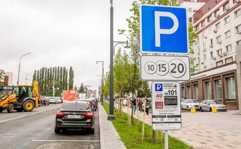 За месяц уфимцы заплатили за платную парковку в центре города 3 млн руб. За месяц с запуска платных муниципальных парковок в центре Уфы горожане и гости города заплатили за стоянку чуть больше 3 млн руб., сообщили на запрос РБК Уфа в мэрии. С 27 июня по 27 июля с учетом выходных дней платные парковочные места функционировали 21 день, или 294 часа, — стоянки на центральных улицах платные с 07:00 до 21:00 по будням. Всего муниципальными парковками за это время автомобилисты воспользовались 15,3 тыс. раз. 21% от всех парковочных сессий пришлись на льготников, для которых стоянка бесплатная. Всего в системе зарегистрировано 56,7 тыс. пользователей. 71% всех оплат пришлись на зону № 101, где бесплатны первые 20 минут парковки. Остальные — на зону № 102, где парковка вблизи социальных объектов, таких как школы, больницы, МФЦ и пр., бесплатна первый час. РБК-УФА