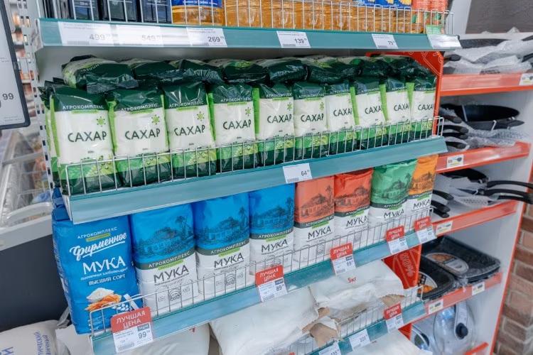 Мука за неделю скакнула в цене более чем на 7% в Краснодаре За последнюю неделю в краевой столице значительно выросли цены на пшеничную муку 1-го сорта — рост составил 7,2%, сообщили в городском управлении цен и тарифов. Максимальная стоимость продукта сейчас достигает почти 49 рублей за килограмм, при этом средняя цена составляет 36 рублей 67 копеек. Интересно, что мука высшего сорта, напротив, подешевела — пусть и незначительно, всего на 0,6%. Отметим, что колебания цен на продукты в регионе происходят на фоне увеличения объемов ввоза сельхозпродукции. Так, в первом квартале 2025 года ввоз картофеля в Краснодарский край вырос почти в пять раз. По данным Южного межрегионального управления Россельхознадзора, с января по март в край поступило 59,6 тысячи тонн картофеля. А вы заметили рост цен? / Отправить новость Подписаться