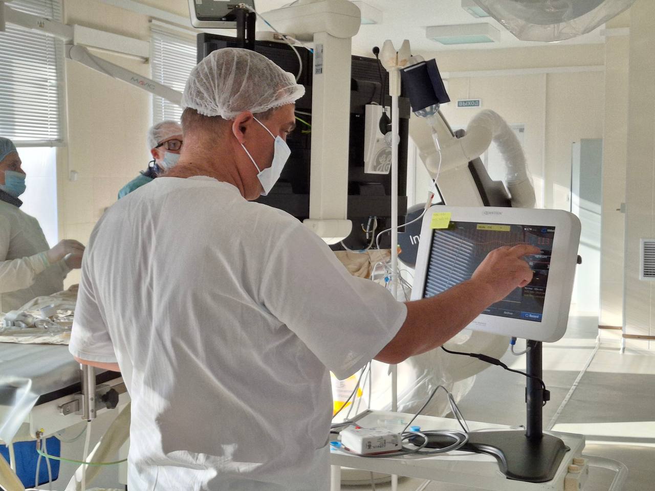 Инновационный метод в лечении инфаркта миокарда внедрен в областной больнице ЕАО Технология признанная мировым сообществом теперь доступна жителям области Благодаря ей пациенты с ишемической болезнью сердца стенокардией и перенесёнными инфарктами могут получать высокотехнологичную помощь без необходимости выезда в федеральные медицинские центры Для запуска технологии в работу привлечён ведущий российский эксперт Никита Литвенюк заведующий отделением рентгенхирургии Краевой больницы Красноярска проктор один из лидеров в данной области В ЕАО он прибыл с командой коллег из Сибири В течение двух дней врачи поделятся опытом и проведут совместные операции с командой областной больницы утвердят протоколы работы В 2025 году в отделении выполнено более 600 коронарных стентирований Теперь с новым инструментом качество таких операций выходит на новый уровень соответствующий лучшим мировым практикам Сегодня мы не просто добавили новое оборудование в арсенал областной больницы в ЕАО Мы изменили подход к лечению Теперь пациенты ЕАО в базовом лечебном учреждении нашего региона получают помощь которая соответствует не только национальным но и международным стандартам отмечает начальник департамента здравоохранения правительства ЕАО Анастасия Мартынова   отлично молодцы Подпишись на нас в МAХ