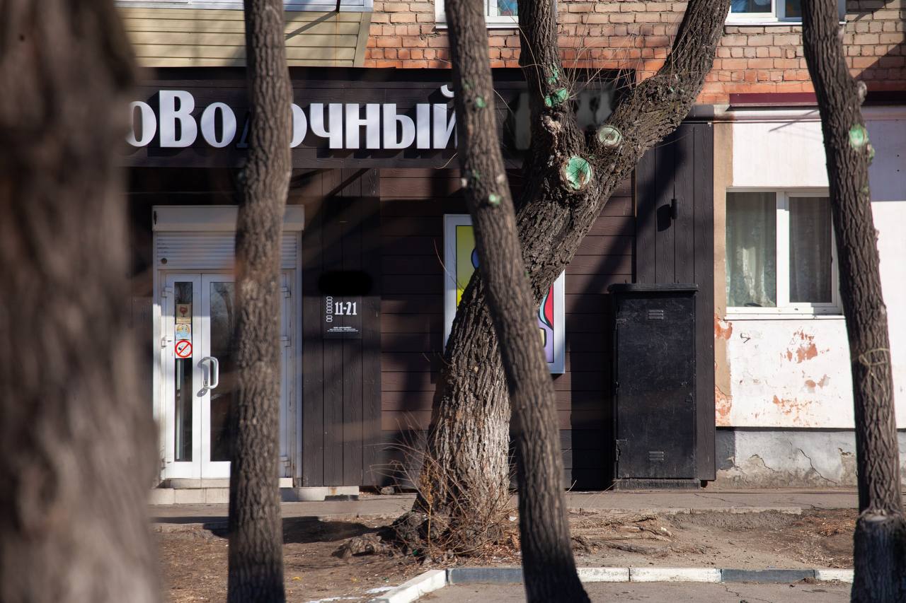 Новые запреты для алкомаркетов планируют ввести в нескольких городах Амурской области Новые изменения содержатся в поправках к закону о регулировании розничной продажи алкогольной продукции и безалкогольных тонизирующих напитков в Приамурье В городе Свободный с 1 сентября 2028 года ограничение продажи алкоголя введут на объектах общей площадью менее 130 квадратных метров расположенных в многоквартирных домах и общежитиях Сюда входят пристроенные и встроенные к таким зданиям помещения Благовещенск ждут такие же изменения но уже с 1 сентября 2026 года а площадь магазина должна быть не менее 200 кв м Схожие изменения с 1 сентября 2028 года предлагают на территории Шимановска Зеи и пгт Новобурейский Предположительно депутаты Приамурья обсудят законопроект на очередном заседании которое пройдет 23 октября Поддерживаете инициативу ampravda