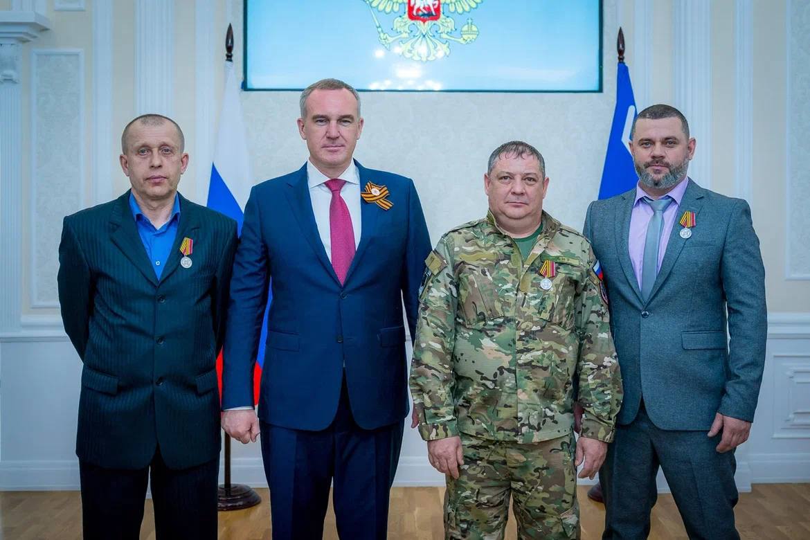 В преддверии Дня Победы в столице Югры состоялась церемония награждения участников специальной военной операции. В торжественной обстановке военнослужащих наградил губернатор Югры Руслан Кухарук. В начале встречи глава региона напомнил, что этот год особенный, так как он посвящен 80-летию Великой Победы. – И сегодня вы, повторяя подвиг наших дедов и прадедов, поколение победителей Великой Отечественной войны, с оружием в руках защищаете нашу страну и наше будущее. Тысячи югорчан, как и миллионы жителей нашей страны, объединились под единым лозунгом, который был самым главным 80 лет назад: «Все для фронта, все для Победы!» Каждый житель Югры вносит свой вклад, приближая победу. Сегодня вы – настоящие герои, достойные наследники поколения победителей. Я поздравляю вас и выражаю слова благодарности за ваш ратный подвиг, поздравляю вас с наступающим праздником, который объединяет всю страну. С днем Победы! – сказал Руслан Кухарук. Среди бойцов, получивших орден Мужества – рядовой запаса Антон Полянский. Ему за время службы на специальной военной операции удалось пройти путь от штурмовика до заместителя командира батальона. В интервью «Новостям Югры» он рассказал, что на СВО пошел осознанно, перед этим прошел курсы по тактической медицине и управлению беспилотниками, эти знания ему пригодились. – Орден Мужества я получил за выполнение боевой задачи на Южно-бахмутовском направлении. На тот момент я уже был замкомандира батальона по боевой работе, сохранил очень много жизней благодаря грамотному управлению, – говорит Антон Полянский. Всего в этот день в торжественной обстановке награды получили 16 бойцов из Югры. Больше подробностей читайте тут!