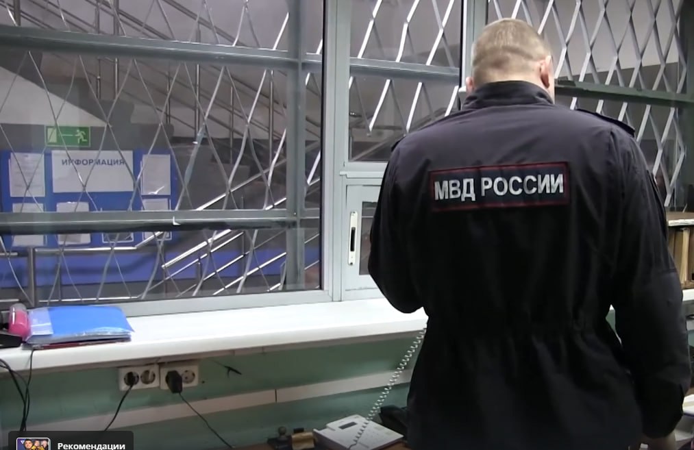 В Саратове на автобусной остановке полиция нашла ребенка оставшегося без присмотра Сегодня примерно в 10 00 в полицию обратился очевидец По его словам на автобусной остановке в поселке Юбилейный находился маленький ребенок одетый не по погоде без сопровождения взрослых Правоохранители немедленно выехали на место региональное управление МВД Полицейские решили доставить мальчика в ближайший отдел Туда же была вызвана бригада скорой помощи для осмотра ребенка Матерью оказалась 36 летняя местная жительница Как выяснилось сегодня утром женщина вернулась с ночной смены на работе уснула а ее семилетний сын самостоятельно открыл дверь и вышел из квартиры По предварительной информации данная семья ранее не привлекала внимания правоохранительных органов Сейчас правоохранители проводят проверку устанавливают обстоятельства произошедшего Мы в MAX Мы в TG Прислать новость