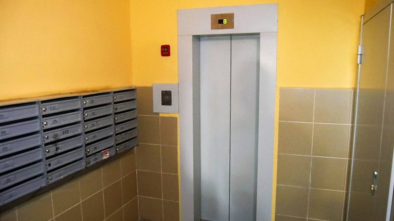 В Амурске наказали УК которые две недели не чинили лифту в 13 ти домах Интересная новость из соседнего Амурска Там управляйки взгрели за несвоевременный ремонт лифта а жильцам сделали перерасчёт за то время что им приходилось ходить пешком Летом после плохой погоды и перепада напряжения в 13 ти домах лифты отключились и не работали аж две недели Всё это время жильцам пришлось подниматься на свои этажи самостоятельно Особенно страдали от этого жильцы верхних этажей и пожилые люди Устав окончательно они обратились сразу в Генпрокуратуру России Надзорный орган установил что неисправности лифтов в предусмотренный нормативами срок не более 1 суток своевременно не устранены Также не было обеспечено техническое освидетельствование лифтов а внутри отсутствовали правила пользования и другая обязательная информация По требованию прокуратуры три управляющие компании привели лифты в надлежащее состояние а виновные работники понесли дисциплинарное и административное наказание Ну а жильцам 720 квартир произведён перерасчёт платы за период неработоспособности лифтов
