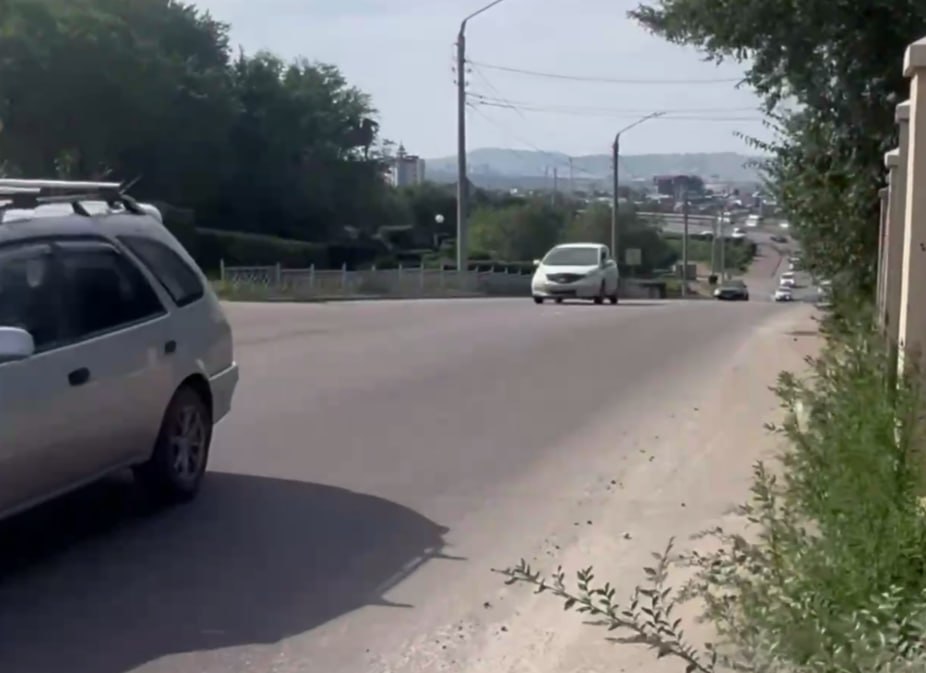 В Улан Удэ подошел к концу ремонт дорожного полотна на проспекте Победы и двух полос на улице Борсоева Движение там уже открыли но еще осталось поставить дорожные знаки нанести разметку и смонтировать бордюры Перекрывать дороги для этого не будут Об этом 25 августа сообщили в городской администрации Также в полном разгаре благоустройство улицы Смолина Ее ремонтируют от пересечения с улицей Смолина до светофора на перекрестке с улицей Сухэ Батора Кроме того близится к завершению масштабная реконструкция сетей в центре города Завершено уже больше 90 работ бурятия bur24