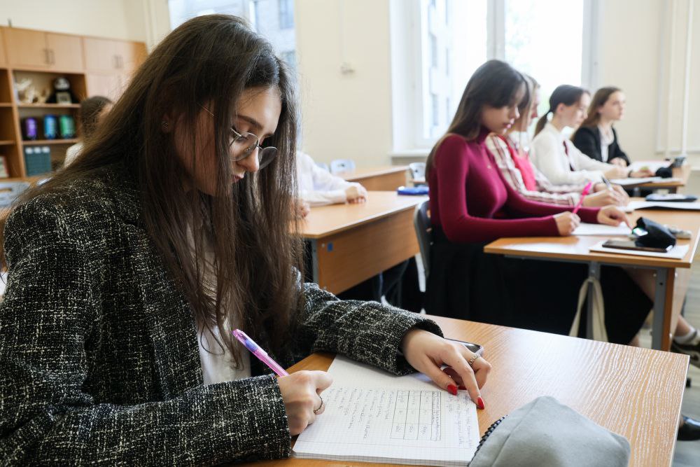С 1 сентября этого года в школах вводятся единые нормы времени на выполнение контрольных и практических работ. Об этом сообщает РИА Новости, ссылаясь на соответствующие документы Минпросвещения. Согласно новым правилам, с нового учебного года школьники будут выполнять контрольные работы в течение одного или двух уроков длительность каждого составляет не более чем 45 минут . Длительность практической работы, не представляющей собой форму контроля, будет составлять один урок не более чем 45 минут . Кроме того, объем учебного времени, выделенного на проведение проверочных работ, не должен превышать 10% от всего объема учебного времени, которое отводится на изучение того или иного предмета в соответствующем классе. Фото: ТАСС