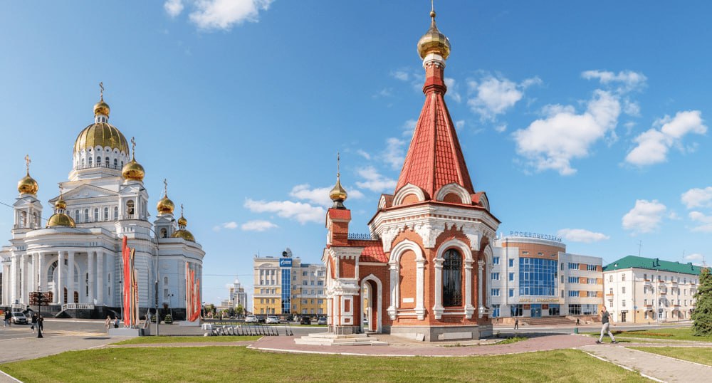В Мордовии растет спрос на гастрономический и этнический туризм   С января по май 2025 года регион принял более 86 тысяч туристов — на 16% больше, чем за аналогичный период прошлого года. На вебинаре РСТ «Регион недели» участники рассказали, за счёт чего растёт интерес к направлению.    Ольга Боксимер, директор саранской студии нестандартных путешествий «Ветер странствий», отметила, что основной турпоток идёт из Москвы — час лёта или ночь на фирменном поезде. Такая логистика делает возможными короткие насыщенные поездки: компания предлагает туры на 2–4 дня с акцентом на этнокультуру и локальную гастрономию.  В программе — традиционные блюда  пачат, яксетере вий , местный односолодовый виски, гастромастер-класс по приготовлению пача-бургера, а также поездки в Подлесную Тавлу, Старую Теризморгу, Арзамас и Большое Болдино. Туристов размещают в отелях Саранска, а в декабре «Ветер странствий» представит регион на «Интурмаркете. Зима».  О своём опыте рассказала Эльмира Мореходова, начальник корпоративного отдела компании «Юнион», которая в этом году отмечает 35-летие. Туроператор специализируется на приёме туристов в Мордовии и развивает программы, построенные на национальной идентичности региона. Национальный маршрут «Зов торамы», разработанный и реализуемый компанией, вошёл в тройку победителей конкурса лучших нацтуров 2024 года. Он объединяет этнопросветительские форматы, интерактивные блоки и локальную гастрономию: от изготовления сувенирной торамы и кулинарных мастер-классов до дегустации блюд, которые не встретить за пределами республики.   В тур включены музей Эрзи, дом-музей «Этно-кудо», стадион «Мордовия Арена», винокурня в Кемле, Музей мореного дуба и «Дом традиций» в селе Паракино. Также компания организует однодневные поездки в Тарханы, Дивеево и Большое Болдино. Все маршруты «Юнион» адаптирует под формат, длительность и цели поездки по запросу туристов.    Все подробности — в материале RTN