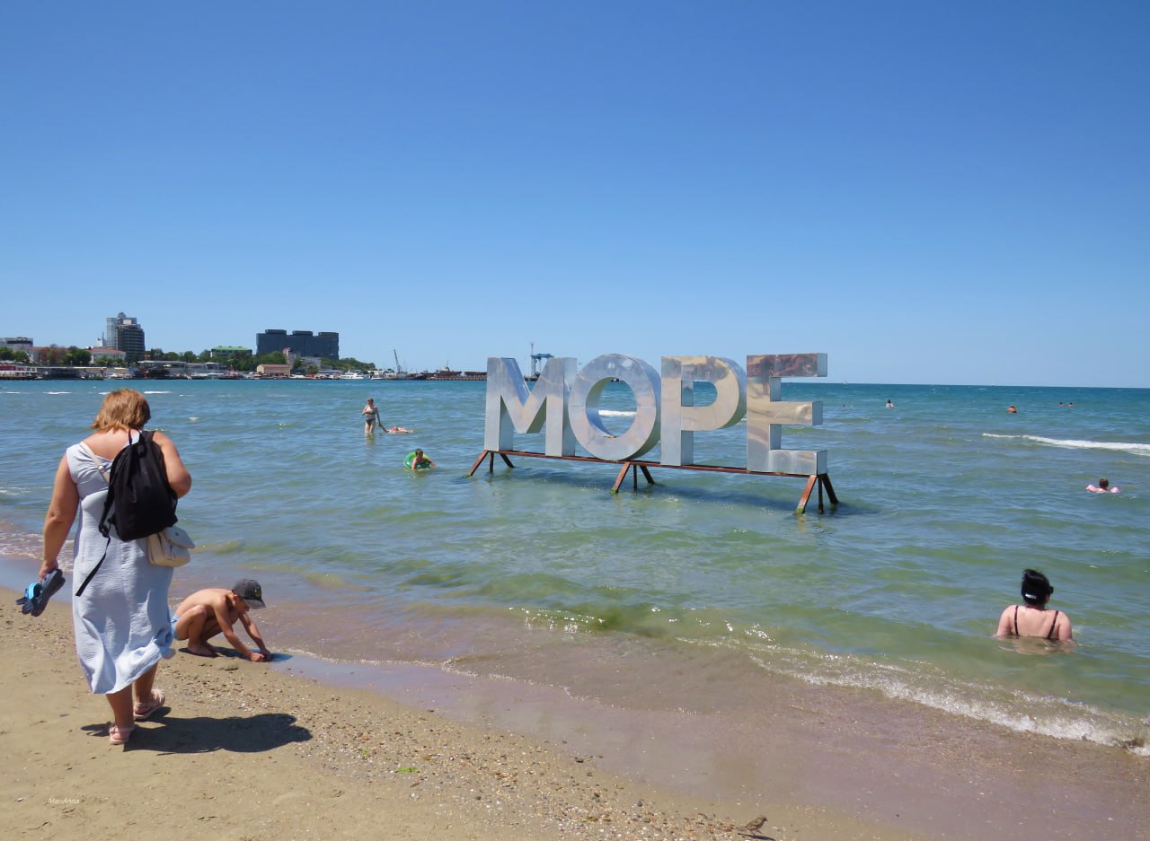Роспотребнадзор не стал уточнять данные о состоянии морской воды в районе побережья Анапы С начала года специалисты ведомства выполнили 40812 лабораторных исследований морской воды прибрежных территорий Краснодарского края на микробиологические санитарно химические паразитологические и вирусологические показателям Согласно опубликованным 3 октября данным полученные результаты соответствуют установленным санитарным требованиям На побережье городов Сочи Туапсе Геленджик Новороссийск Ейск Приморско Ахтарск отклонений по всем исследуемым показателям нет сообщило Управление Роспотребнадзора в своих соцсетях Результатов лабораторных исследований взятых в районе побережья Анапы проб морской воды и пляжного песка не приводится Насколько они превышают предельно допустимую концентрацию вредных веществ и превышают ли неизвестно Подписывайтесь на Новости Анапы в Телеграм и MAX   max ru AnapaNowosti