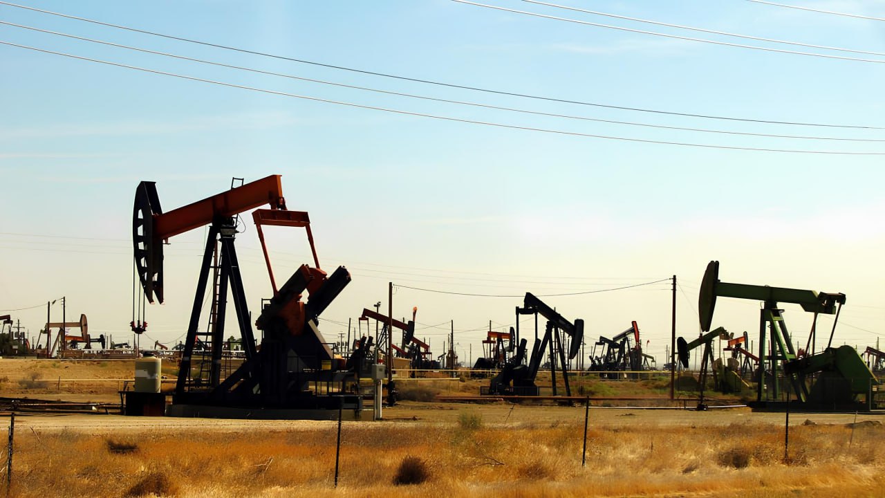 В СИБИРИ РАЗРАБОТАЛИ ЭКОЛОГИЧНЫЙ МЕТОД ДОБЫЧИ ОСТАТОЧНОЙ НЕФТИ С РЕКОРДНЫМ РЕЗУЛЬТАТОМ Учёные Сибирского федерального университета СФУ предложили новый метод для добычи трудноизвлекаемых запасов нефти Вместо синтетических реагентов они использовали комбинацию природного полимера ксантановой камеди и наночастиц При стандартном заводнении из пласта извлекается только 20 40 нефти остальное остаётся в порах В ходе экспериментов наилучший результат показал раствор ксантана с наночастицами оксида кремния который позволил добиться эффективности вытеснения в 96 8 Ксантановая камедь это биоразлагаемый полисахарид широко применяемый в пищевой промышленности Её использование в нефтедобыче отвечает тренду на снижение экологического следа так как синтетические аналоги могут разлагаться столетиями Однако есть ключевой нюанс в России ксантановую камедь не производят В 2024 году потребление составило 21 тысячу тонн и более 95 этого объёма импортируется из Китая Запуск отечественного производства мощностью 25 тысяч тонн в год планируется только в 2028 году в Тольятти Учёные считают что внедрение таких технологий позволит эффективнее разрабатывать действующие месторождения отложив или избежав дорогого и рискованного освоения новых в том числе в Арктике Нефтяная и горная промышленность