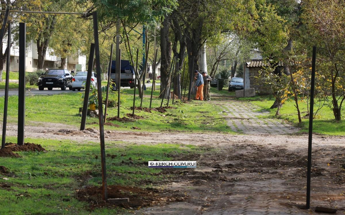 Керчане пытаются остановить строительство многоэтажки у моря   Инициативная группа горожан, проживающих в районе ул. Кирова, где вдруг развернулась работа по ограждению земельного участка, продолжает противодействовать будущей стройке. Люди, уже имеющие опыт, обратились в надзорные органы и различные ведомства, к городской, республиканской, федеральной власти.   Председатель Керченской организации Крымской ассоциации "Экология и Мир" Лидия Маршалик встретилась с заместителем главы администрации Керчи Олегом Шевченко. На встрече выяснилось, что застройщик демонстрирует разрешительные документы за подписью министра жилищной политики Никиты Тарасова. По словам Олега Шевченко, администрация Керчи ранее направила письма в прокуратуру, министерство жилищной политики Крыма, стройнадзор с просьбой разъяснить законность будущего строительства.   Представитель инициативной группы горожан написала заявление на имя главы администрации Керчи Олега Каторгина о проведении общественных слушаний с жителями, проживающими в районе будущей стройки.   Лидия Маршалик сообщила сайту KERCH.COM.RU о том, что с ней связался представитель министерства жилищной политики Крыма, который проинформировал: разрешение на строительство, полученное застройщиком в 2002 году, утратило свою силу, а нового им никто не выдавал. По информации Минжилстроя, оградить участок арендатор может, но вести внутри забора строительные работы - нет, так как это будет считаться самостроем.   Керчане продолжают разбираться в ситуации и намерены остановить строительство у моря.  далее тут:     KERCH.COM.RU