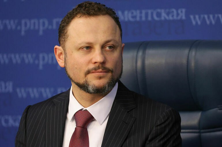 В ГД не поддержали идею введения ограничений на вождение машин пожилыми людьми Такая инициатива избыточная она приведет к дискриминации миллионов россиян заявил первый зампред комитета по транспорту Павел Федяев У нас растёт продолжительность жизни люди более ответственно относятся к своему здоровью ну и медицина идёт вперед Это значит что с каждым годом без прав будет оставаться все больше граждан отметил депутат По его словам данный вопрос не нуждается в дополнительном регулировании поскольку с 1 марта 2027 года вступят в силу поправки которые помогут выявлять водителей с противопоказаниями к управлению автомобилем передаёт ТАСС Подписаться на Говорит Москва Telegram VK MAX