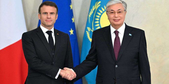 Президент Франции Эммануэль Макрон провёл телефонный разговор с президентом Казахстана Касым Жомартом Токаевым Французский лидер написал об этом на странице X Президент Франции отметил что обсудил с Токаевым вопросы укрепления стратегического партнёрства в частности в сфере транспорта и энергетики Кроме того лидеры затронули международную повестку дня включая войну развязанную Россией на Украине и продолжающиеся переговоры на Южном Кавказе