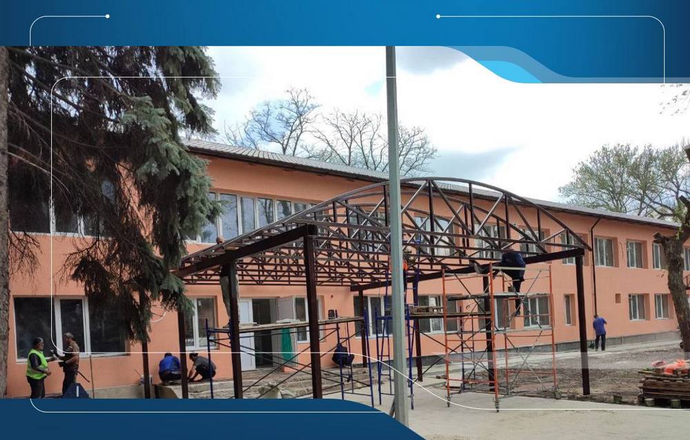 В Амвросиевском районе специалисты Амурской области завершают модернизацию одного из корпусов реабилитационного центра для участников СВО. Также до конца текущего года регион-шеф планирует провести восстановительные работы еще на 14 социально значимых объектах. Всего за время шефства Приамурье помогло Амвросиевскому округу восстановить более 100 объектов инфраструктуры. До 2030 года регионом-шефом запланирована реализация мероприятий на 72 объектах. В приоритете – социальные учреждения. Фото: Минстрой России