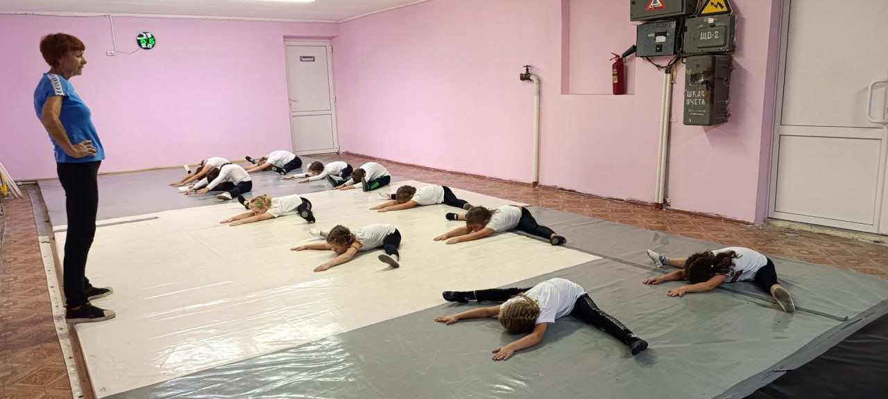 В Рубежанской спортивной школе прошли соревнования по ОФП и СФП отделения спортивная гимнастика Соревнования по общей физической подготовке отделения спортивной гимнастики Рубежанская спортивная школа прошли соревнования по ОФП и СФП отделения спортивная гимнастика В мероприятии участвовали 13 юных спортсменов и тренер преподаватель Коваленко Галина Николаевна Мероприятие привлекает внимание к спортивной гимнастике способствует популяризации этого вида спорта среди детей Цель данного мероприятия оценка уровня физической подготовки развитие мотивации повышение интереса к спорту формирование командного духа Таким образом соревнования по общей физической подготовке являются важным элементом тренировочного процесса способствующим всестороннему развитию гимнастов и их подготовке к более серьезным спортивным достижениям На мероприятии присутствовали представители Администрации города Рубежное которые по окончанию мероприятия вручили ребятам сладкие призы