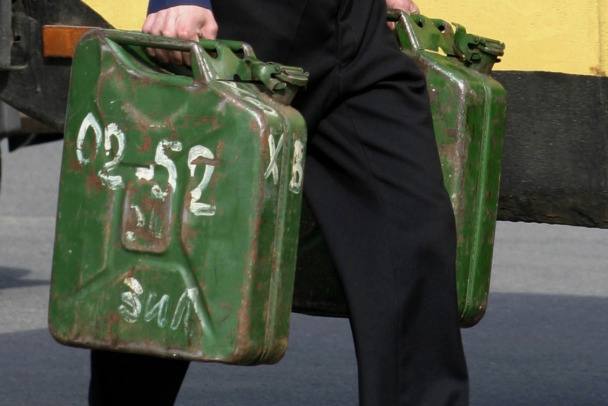 В Приморье мужчина пытался сжечь сельский клуб вместе с людьми из за отказа выключить иностранную музыку В Михайловском районе мужчину признали виновным по ч 2 ст 213 УК РФ суд назначил наказание 6 лет 6 месяцев лишения свободы в исправительной колонии строго режима за инцидент произошедший во время дискотеки для подростков По данным следствия нетрезвый мужчина ранее неоднократно судимый требовал от ведущей выключить зарубежные композиции Получив отказ он ударил женщину и был выдворен из здания Однако это лишь разозлило злоумышленника Он вернулся с канистрой горючей жидкости облил крыльцо и входную дверь клуба Ведущая пытаясь остановить его и дать детям возможность эвакуироваться также была облита горючим После этого мужчина поджег жидкость с помощью зажигалки и скрылся с места преступления Благодаря тому что конструкции крыльца и двери были металлическими возгорание удалось быстро ликвидировать Это предотвратило серьезные последствия учитывая что в помещении в тот момент находились несовершеннолетние Svodka 25