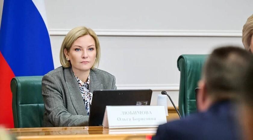 Минкультуры РФ направило восемь млрд руб на модернизацию объектов в Донбассе и Новороссии Министерство культуры России выделило за три года почти восемь млрд рублей на модернизацию учреждений культуры в исторических регионах Об этом заявила глава Министерства Ольга Любимова в ходе правительственного часа в Совфеде За три года было выделено почти восемь миллиардов рублей на модернизацию новых учреждений культуры Так например к концу 2025 года мы оснастим все детские школы искусств и более половины музеев На момент воссоединения в новых регионах было всего два кинозала теперь уже 83 В рамках комплектования книжных фондов поставлено более 100 тысяч книг рассказала она Любимова отдельно остановилась на кинопроизводстве в России были сняты 23 документальных и художественных фильма о спецоперации Кроме того напомнила она в этом году были открыты центры документального кино Форпост в ДНР и ЛНР а в следующем году такой центр появится в Херсонской области Молодые люди рвутся снимать материалы документальные фильмы и различные передачи Всё что касается игрового кино три четыре фильма в год готовятся Несколько фильмов с главой ДНР Денисом Пушилиным обсуждала снимаются прямо на месте в регионе добавила глава Минкультуры