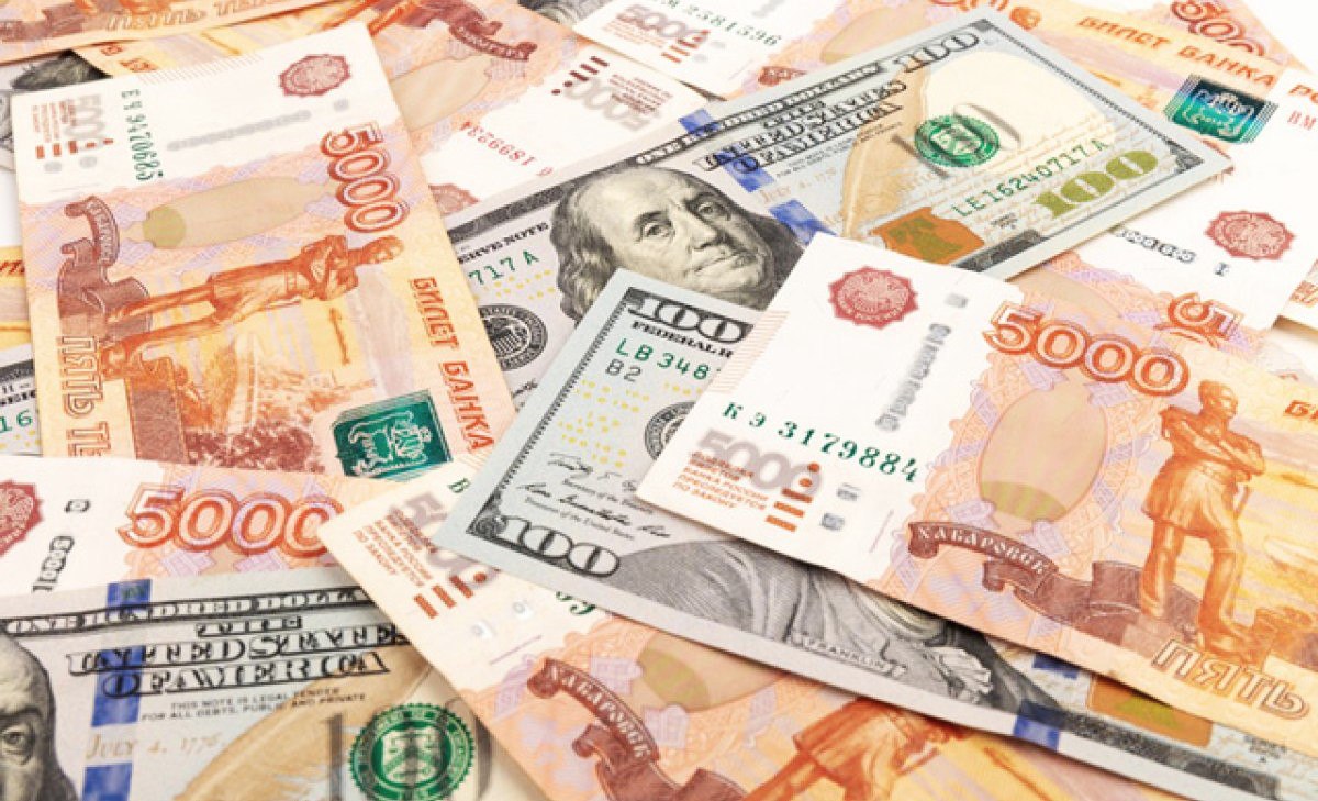 Банду фальшивомонетчиков сбывших на Северном Кавказе подделок на 10 млн рублей отправили под суд В суд направлено уголовное дело в отношении 10 членов межрегионального преступного сообщества фальшивомонетчиков промышлявшего на территории Дагестана Ингушетия Ростовской области и Ставропольского края Об этом сообщает ГУ МВД России по СКФО В ходе следствия установлено что в июне 2022 года 57 летний местный житель находясь на территории Дагестана создал преступное сообщество состоящее из двух функционально обособленных структурных подразделений действующих под единым руководством на территории нескольких регионов Северного Кавказа говорится в сообщении Отмечается что фигуранты наладили изготовление поддельных купюр иностранной валюты а также изготовление и сбыт поддельных банковских билетов ЦБ РФ Южная служба новостей