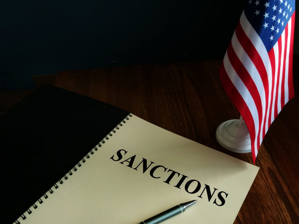США пошли на нефтяное санкционное послабление Минфин США выдал генеральную лицензию N124 на оказание услуг проектам, связанным с "Тенгизшевройлом" и "Каспийским трубопроводным консорциумом" КТК . В январе 2025 года США ввели масштабный пакет санкций против российской нефтяной отрасли, которые затронули и проекты с международным участием, в частности, КТК и казахстанский "Тенгизшевройл". США запретили своим компаниям оказывать им услуги в области добычи нефти. Ограничения вступили в силу 27 февраля. Инфраструктура "Каспийского трубопроводного консорциума" используется для транспортировки нефти с нефтяных месторождений на западе Казахстана, а также с российских на шельфе Каспия. Поступающая по трубопроводам нефть отгружается на экспорт через морской терминал в Новороссийске. Его акционерами являются российская "Транснефть", казахстанская "Казмунайгаз", а также структуры американских Chevron, ExxonMobil, британской Shell, а также "Лукойла" и "Роснефти". 50% долей в "Тенгизшевройле" владеет американская Chevron, казахстанскому подразделению ExxonMobil принадлежит 25%, "Казмунайгазу" – 20%, российскому "Лукойлу" – 5%.