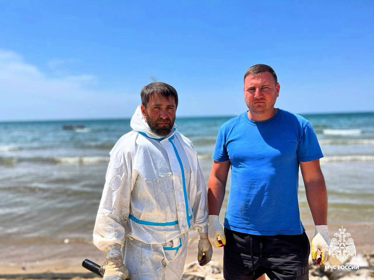 В Анапе водолазы МЧС спасли женщину во время очистки моря от мазута 16 июля в районе реки Можепсин прохожий обратился к водолазам за помощью – на берегу лежала без сознания женщина, которую только что вытащили из воды. Спасатели немедленно провели реанимацию, очистили дыхательные пути, после чего пострадавшая задышала. Медики стабилизировали её состояние с помощью кислорода и доставили в больницу. В момент происшествия водолазы занимались ликвидацией последствий разлива мазута в Черном море. mchs_official Югополис Прислать фото или видео Читайте нас на сайте ЮГОПОЛИС