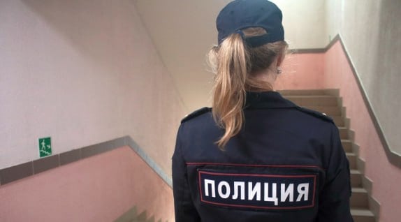 Сколько полицейских не хватает в Псковской области  Управление МВД по Псковской области укомплектовано личным составом, в том числе со студентами учебных заведений, на 84 %. Ведомство на постоянной основе проводит комплекс профессионально-ориентировочных мероприятий, рассказали в ведомстве.  Полицейские замечают, что оперативная обстановка в регионе находится под полным контролем УМВД области и других правоохранительных ведомств.