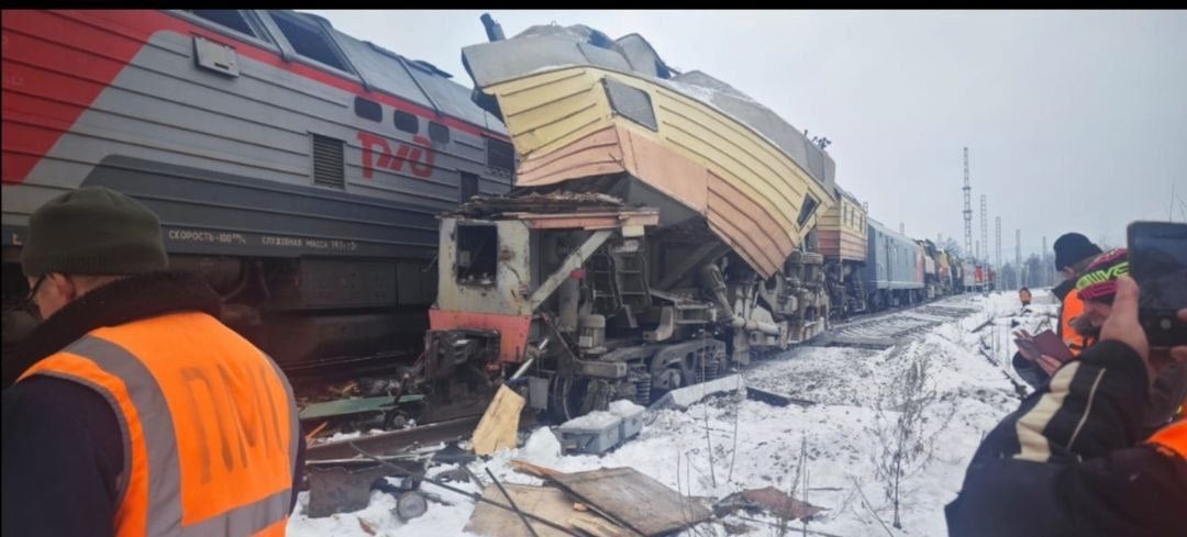 В Хабаровском крае грузовой поезд столкнулся с путевой машиной.  Инцидент произошел утром 21 ноября в Ванинском районе Хабаровского края. На 227 км второго пикета железнодорожной станции Дакка  грузовой поезд врезался в ремонтную машину Впо-295, стоявшую на зарядке.   В итоге она полностью разбита, локомотив тоже пострадал. Из людей никто не пострадал. Размер ущерба и обстоятельства происшествия устанавливаются.       Дальний Восток   Делись новостью