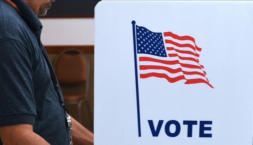 Начало конца Трамписты проигрывают Нью Йорк и теряют Вирджинию В США подсчитывают голоса на местных выборах выбирали мэра Нью Йорка а также губернатором штатов Верджиния и Нью Джерси В Нью Йорке согласно предварительному подсчёту голосов одерживает представитель левого крыла Демпартии Зохран Мамдани он набирает 49 7 голосов избирателей Это худший исход выборов для Трампа который неоднократно называл Мамдани чокнутым коммунистом а накануне дня голосования даже призывал избирателей голосовать за альтернативного кандидата от Демпартии Эндрю Куомо а не за республиканского кандидата Кёртиса Сливу который явно не мог тягаться с Мамдани и поэтому шансов выиграть почти не имел Как видно призыв Трампа не особо помог и теперь Белому Дому придётся иметь дело именно с чокнутым коммунистом в качестве мэра Нью Йорка Кстати Трамп обещал в случае победы Мамдани свернуть все программы финансирования для Нью Йорка из федерального бюджета Посмотрим что из этого выйдет Кандидаты от Демпартии также побеждают на выборах губернаторов в штатах Вирджиния и Нью Джерси И если в Нью Джерси это более ли менее предсказуемо ведь здесь губернатором и раньше был дем Фил Мёрфи то вот поражение в Вирджинии является для респов довольно обидным ведь представительница демов сменит на посту губернатора штата республиканца Эбигейл Спанбергер Ключевое значение конечно имеет именно победа Мамдани это не только персональная оплеуха лично Донни который потратил немало сил для того чтобы помешать этой победе но и серьёзный сигнал быстрого роста популярности достаточно радикальных по американским меркам левых идей слишком левых даже для многих других членов Демпартии То есть американское общество постепенно размежёвывается всё сильнее левые становятся всё левее а правые всё правее и чем дальше тем сложнее им будет находить компромиссы даже ради блага государства если они вообще захотят их искать Искренне надеюсь что США захлебнутся собственным дерьмом погрязнут в политических склоках дав остальному миру наконец то пожить спокойно Канал МОНТЯН Все каналы МОНТЯН Помочь Донбассу