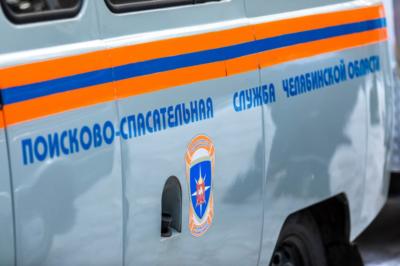 Двое мужчин отравились парами краски в Магнитогорске В Магнитогорске произошел несчастный случай Два мужчины потеряли сознание при покраске выгребной ямы глубиной 5 метров Инцидент случился накануне вечером в частном доме По сведениям Поисково спасательной службы Южного Урала первый пострадавший спустился для работы отравился токсичными парами после чего потерял сознание Его жена позвала на помощь прохожего но тот также упал в обморок попытавшись спасти человека На место оперативно прибыли спасатели магнитогорского отряда С использованием альпинистского снаряжения они спустились в колодец где надели на пострадавших дыхательные аппараты и эвакуировали их на поверхность Мужчины пришли в себя после оказания первой помощи Это напоминание о том что работа в замкнутых пространствах без вентиляции может привести к серьезным последствиям подчеркнули в ПСС Челябинской области eugenejut
