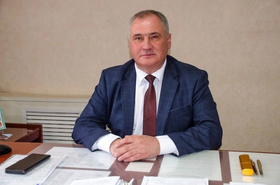 В свердловской Кушве бесследно исчез председатель думы. 54-летнего спикера Клиросова в последний раз видели в майские праздники, а после он на работу не вышел. Его начальник в вагоноремонтном предприятии – работу в думе Клиросов совмещал – написал заявление о пропаже, но за полтора месяца найти сотрудника не удалось. В полиции подтвердили, что идут оперативно-розыскные мероприятия. В думе уже избрали нового председателя. По словам источника «Погон», в последнее время Клиросов испытывал серьезные финансовые трудности. Главный политический канал Урала
