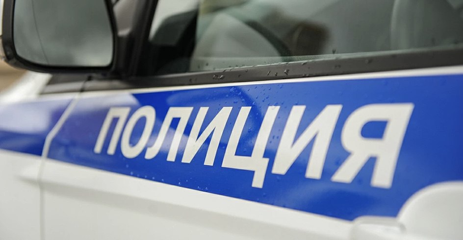 Не остались безнаказанными в Забайкальске полицейские раскрыли незаявленный грабеж Сотрудникам отдела уголовного розыска ОМВД России Забайкальский поступила оперативная информация о возможном совершении открытого хищения имущества в отношении местной жительницы В результате проверки полицейские установили личность потерпевшей Установлено что в сентябре 2025 года женщина находилась в одном из увеселительных заведений поселка где у нее произошел конфликт с двумя неизвестными девушками Злоумышленницы вывели потерпевшую на улицу причинили ей телесные повреждения и похитили из кармана куртки кошелек в котором было 22 тысячи рублей Потерпевшая не стала обращаться в полицию поскольку нападавшие ее напугали В результате оперативно розыскных мероприятий сотрудники полиции установили и задержали подозреваемых Ими оказались две местных жительницы 1995 и 2004 годов рождения Похищенные денежные средства злоумышленницы потратили на личные нужды Возбуждено уголовное дело по части 2 статьи 161 УК РФ Грабеж Задержанным избрана мера пресечения в виде подписки о невыезде и надлежащем поведении Подписывайтесь на наши страницы в MAX Telegram VK