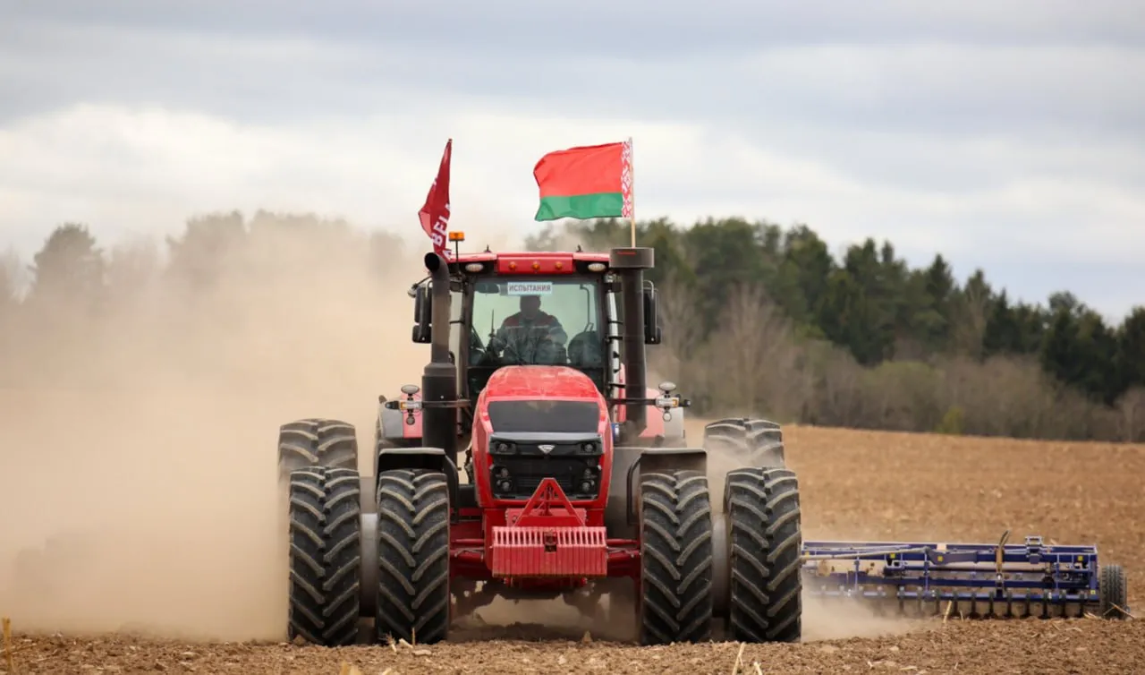 Первый образец энергонасыщенного трактора BELARUS мощностью 542 л с представили президенту Белоруссии Трактор должен быть качественный Гарантия минимум 5 лет А потом и шесть и семь Будем потихоньку поднимать Четко должно быть разграничение Если фильтр вовремя не заменили в эксплуатирующей организации прим ред еще что то будьте добры платите Но если они не виноваты если двигатель заклинило или трансмиссия полетела меняйте за счет завода То есть справедливо должно быть Должна быть четкая прозрачная схема сказал Александр Лукашенко BELARUS 5425 самый мощный трактор в классической компоновке в линейке завода Он оснащен высокопроизводительной гидросистемой и системой автоматического вождения Топливный бак на 900 литров позволяет машине работать в течение 10 часов без перерыва Подробнее Фото официальный сайт президента Белоруссии Пишем о новинках сельхозтехники Подписывайтесь