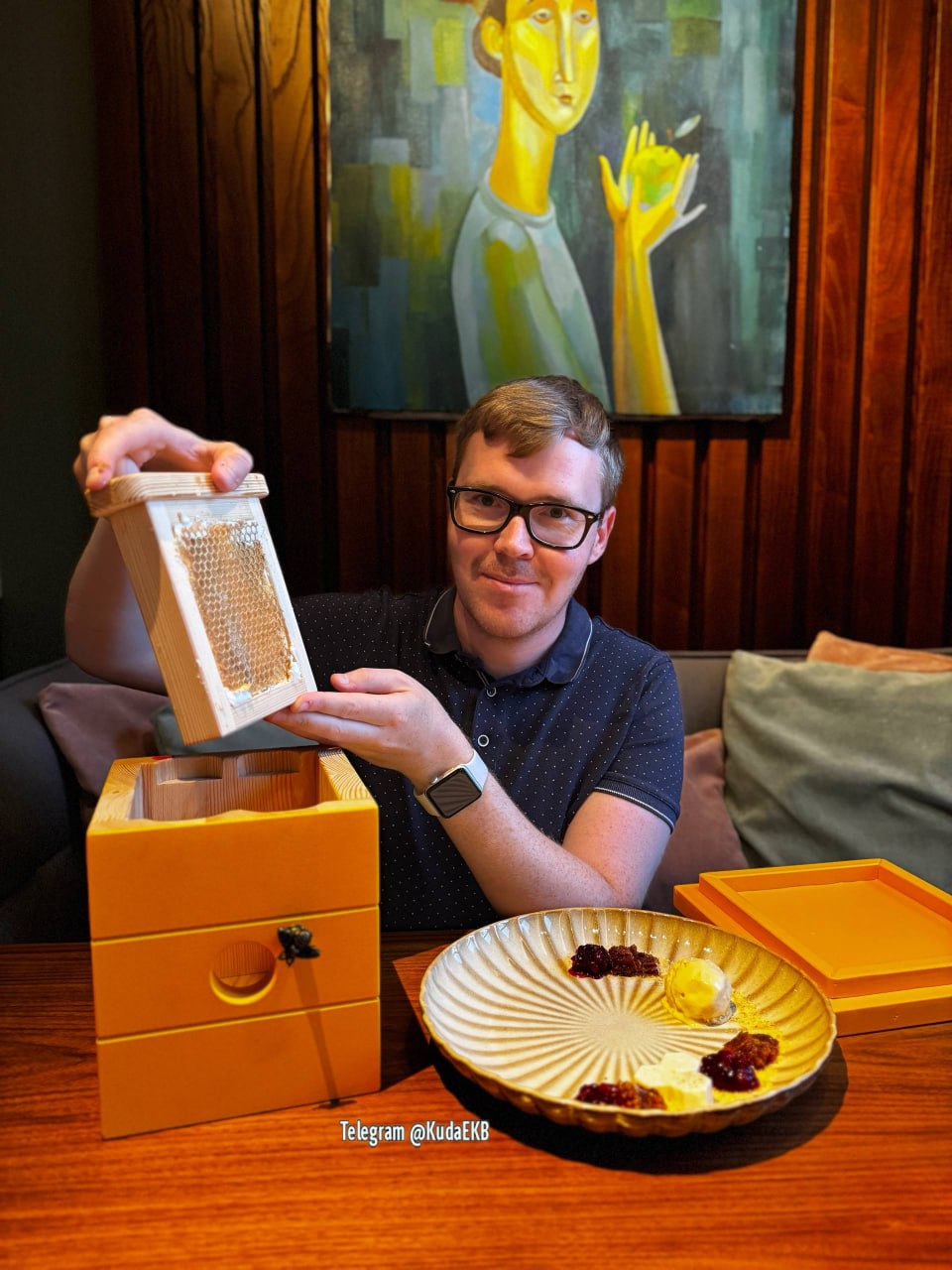 Умер известный екатеринбургский блогер Алексей Мельников Основатель крупного паблика Афиша Екатеринбург который читают и любят многие горожане Ему было всего 34 года О трагедии сообщила его жена в соцсетях Мне кажется я раньше никогда не думала о смерти Мне всегда казалось что количество моих болячек меня доконает первым Но сегодня случилось горе Ушел из жизни любимый муж отец и сын Внутри пустота с величиной в огромную дыру И вопрос один почему он почему сейчас почему так рано У меня нет объяснений у меня просто отняли очень важную часть меня у моей дочери отняли очень важную часть ее жизни Сегодня я скорблю я максимально хочу реветь навзрыд кричать задавать вопросы Это боль она внутри и сегодня она меня разрывает на части потому что его нет он ушел написала супруга блогера Марина Выражаем соболезнования родным и близким Алексея телеграм канал Мельников в городе Уралити Мы в MAX