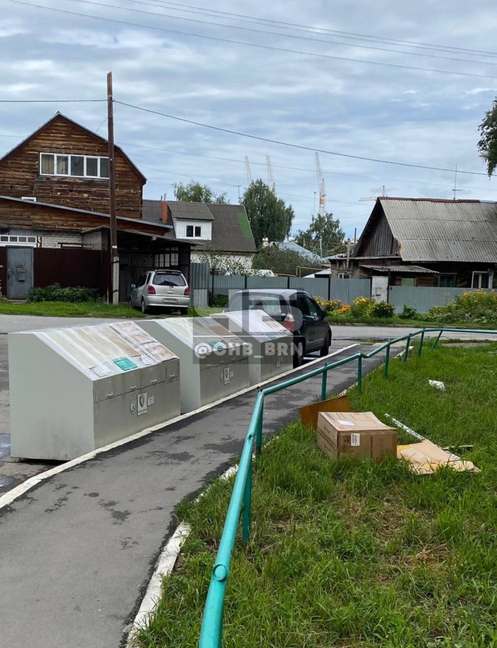 Жильцы многоэтажки в Барнауле хитроумно "победили" парковку во дворе  Жители дома на ул. Чеглецова, 54 пожаловались на свое ТСЖ, которое установило контейнеры для мусора.  "ТСЖ "Новоселы" установило вот такие боксы для пластиковых отходов и заклеило их, чтобы люди туда ничего не бросали. Как выразилась глава ТСЖ: "Это чтобы тут машины не ставили", – говорится в посте.  Теперь, по словам автора, контейнеры мешают проезду в и так загруженном дворе и не используются по назначению.  Фото: Черное и Белое Барнаул  ТОЛК
