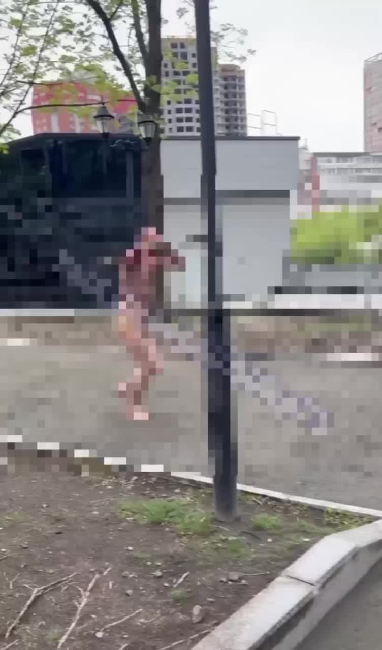 Обнаженный мужчина вызывает панику во Владивостоке