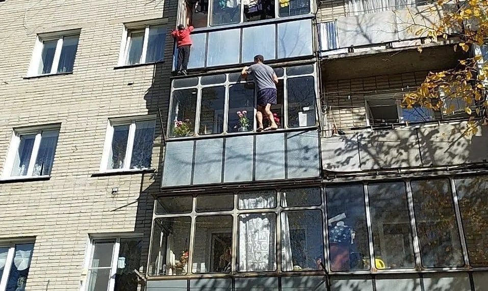 Ребенок повис на балконе пока мать собирала грибы в Бердске В Бердске ребенок перелез через ограждение на балконе и повис на нём Спасать его отправился сосед Максим Баронов который держал школьника чтобы тот не сорвался до приезда спасателей сообщает издание Бердск онлайн Происшествие случилось на Ленина 30 Мальчик находился на высоте четвертого этажа Сосед встал на раму балкона и удерживал ребенка пока не приехали спасатели Они развернули лестницу и затащили мальчика в квартиру Оказалось что мама ребенка ушла собирать грибы а его закрыла в квартире Когда другие ребята позвали мальчика играть в мяч он решил спуститься через балкон НДН Инфо Подписаться на канал