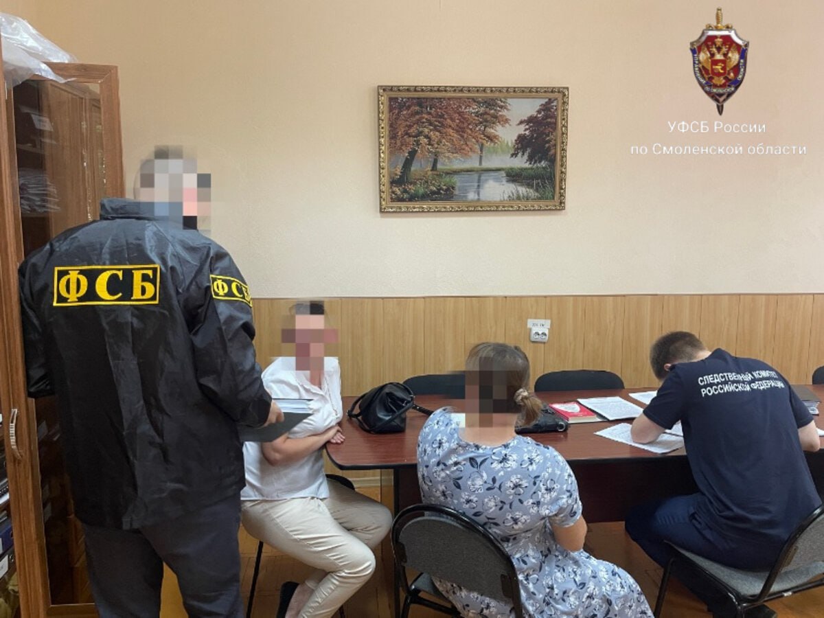 Бывшую чиновницу из Смоленской области засудили за аферу с дорогами Суд вынес приговор бывшей начальнице отдела ЖКХ Краснинского района. Ее уличили в коррупции при ремонте дорог. По информации УФСБ, женщина подписала липовые документы о ремонте дорог в поселке Красный, хотя на самом деле никаких работ не было. Из-за этого подрядчику перевели 2,5 миллиона из бюджета. Вину чиновница признала, пошла на сделку с следствием и помогла раскрыть других участников схемы. Суд дал ей 3 года условно и запретил работать на госслужбе 2 года. При этом приговор можно обжаловать. Важное в Смоленске