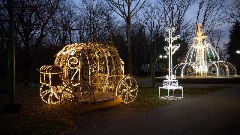 Парк имени Гагарина в Южно Сахалинске готовит ледовый городок и новогоднее оформление С 1 января 2026 года территория Космоса станет центральным пространством для зимних развлечений Там разместят крупные арт объекты в том числе большую фигуру снежного медведя ранее находившуюся в лесной зоне парка Подробности здесь Подписаться на нас Telegram I MAX Прислать нам новость Sakhonlinebot