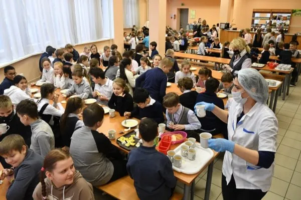 В Госдуме предложили расширить бесплатное питание для школьников С инициативой выступили депутат от фракции Справедливая Россия Сергей Миронов и председатель комитета по развитию гражданского общества вопросам общественных и религиозных объединений Яна Лантратова По их мнению нововведение должно коснуться всех учащихся из малообеспеченных семей а также студентов среднего профессионального образования Сейчас бесплатное питание гарантировано только учащимся 1 х 4 х классов тогда как для старших школьников льготы зависят от региона и предоставляются выборочно Депутаты предлагают предоставлять бесплатное питание детям и подросткам если среднедушевой доход семьи не превышает двукратного прожиточного минимума установленного в регионе проживания пишет РИА Новости Подписаться на Говорит Москва Telegram VK MAX