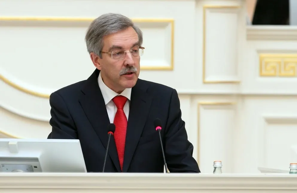 Лидера Яблока в петербуржском заксобрании оштрафовали и лишили возможности избираться за старый репост интервью Явлинского в котором тот упомянул Навального Александра Шишлова оштрафовали на полторы тысячи рублей по протоколу о в демонстрации экстремистской символики Поводом стал репост интервью бывшего лидера Яблока Григория Явлинского который Шишлов сделал более трех лет назад В нем среди прочего упоминалось имя Алексея Навального Если постановление о штрафе вступит в силу Шишлов не сможет участвовать в следующих выборах в Госдуму и заксобрание Петербурга Задонатить через бота Patreon