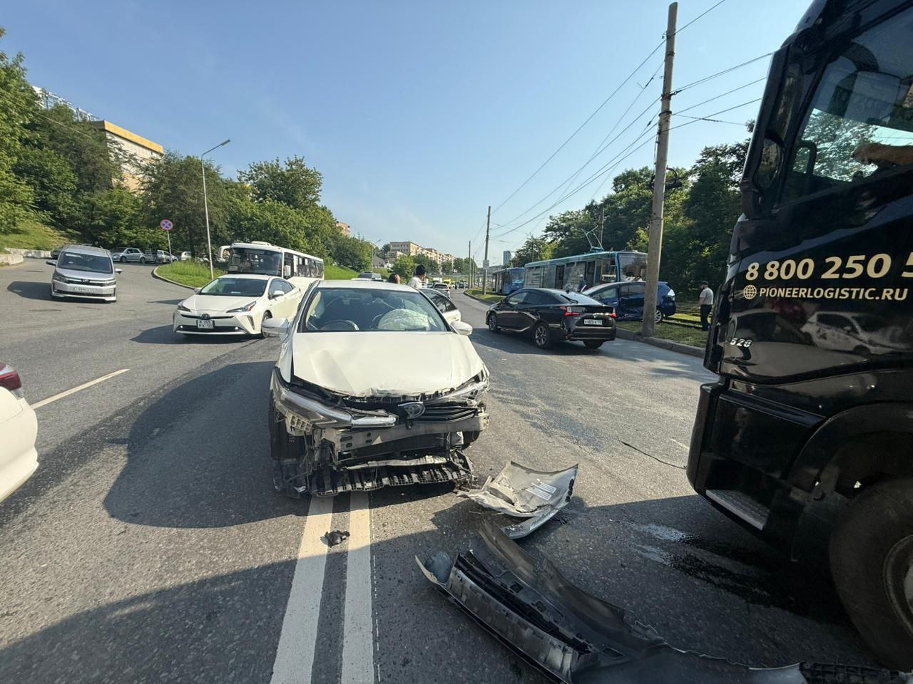 В районе остановки «Поликлиника» произошло дорожно-транспортное происшествие. Водитель автомобиля Prius A не предоставил преимущество в движении Sai, что привело к столкновению. В результате аварии пассажирка автомобиля Sai была госпитализирована. Оформлением ДТП занимаются сотрудники ГИБДД. Информацию предоставил аварийный комиссар. Контактный телефон: +7-967-388-88-89. Аварийный комиссар прибудет на место происшествия в течение 15 минут. Оформление страховых полисов ОСАГО, КАСКО и мини-каско.
