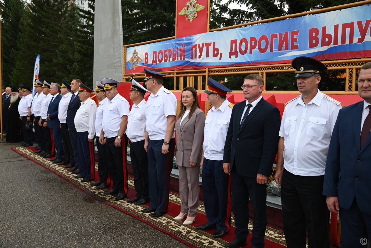 В Барнаульском юридическом институте состоялся выпуск 139 специалистов для органов внутренних дел  В Барнаульском юридическом институте МВД России прошел выпускной. 139 лейтенантов полиции, включая 20 отличников и одну золотую медалистку Дарью Куликову, готовятся к службе.  Генерал-лейтенант полиции Ленар Габдурахманов отметил сложность времени и важность профессионализма выпускников в борьбе с преступностью.   Председатель Алтайского краевого Законодательного Собрания Александр Романенко подчеркнул славную историю института и важность выпускников для страны.  Заместитель председателя правительства края Валерий Усачёв и депутат Госдумы Владимир Шаманов также поздравили молодых офицеров.  Успехов в службе и профессиональной деятельности молодым офицерам пожелали начальник Барнаульского юридического института МВД России полковник полиции Дмитрий Симоненко, врио начальника ГУ МВД России по Алтайскому краю генерал-майор полиции Марк Левин, митрополит Барнаульский и Алтайский Сергий, первый начальник Барнаульского юридического института МВД России генерал-майор милиции в отставке Владимир Семенов. В торжественном мероприятии приняли участие заместитель главы администрации города, руководитель аппарата Оксана Финк и глава администрации Центрального района Максим Сабына. В церемонии выпуска традиционно участвовали руководители исполнительной и законодательной власти Барнаула и Алтайского края, силовых структур региона, ветераны ОВД.   С сентября выпускники начнут работу: 68 – в Алтайском крае, 30 – в Барнауле.  Подробнее.