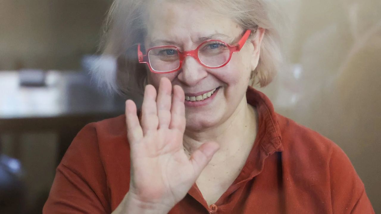 Кинокритик Екатерина Барабаш рассказала о побеге из-под домашнего ареста во Францию Журналистка Екатерина Барабаш, которую в России обвиняют в распространении военных «фейков», сбежала из-под домашнего ареста и находится во Франции. Об этом она сама рассказала на пресс-конференции в Париже, пишут европейские СМИ. По словам журналистки, ее тайно вывезли из России с помощью организации «Репортеры без границ». Она добавила, что не имеет права раскрывать подробности. Барабаш рассказала, что две недели скрывалась не в России. Браслет, используемый для контроля за находящимися под домашним арестом, распилили в машине во время отъезда из страны. Напомним, 25 февраля журналистку задержали в Москве, куда она вернулась после Берлинского кинофестиваля. Барабаш вменили четыре поста в соцсетях, опубликованные в 2022–2023 годах. В них следствие обнаружило «заведомо ложную информацию о действиях ВC РФ на территории другого государства». Во время допроса Барабаш признала вину. Максимальное наказание по вменяемой ей статье — 10 лет лишения свободы. 21 апреля госагентства сообщили, что Барабаш объявлена в розыск, поскольку она не явилась на заседание суда. Спустя неделю сын журналистски Юрий Барабаш рассказал, что она находится в безопасности. Власти РФ считают «иноагентом»