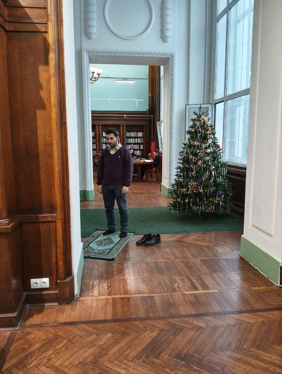 Москва Обстановка в Российской государственной библиотеке По словам нашей подписчицы два мунафика сахавата провели политическую акцию намаз специально выбрав самое видное место на фоне ёлки один снимал другого на камеру Сегодня в зале Российской государственной библиотеки стали свидетелями ситуации когда двое молодых людей устроили несанкционированную акцию намаз При этом один снимал другого на камеру Сообщили сотрудникам библиотеки которые попросили их прекратить Те делали вид что не понимают по русски Сотрудники Росгвардии с поста охраны просто провели с ними беседу и заставили удалить видео отпустили без всяких санкций При этом один из сотрудников Росгвардии заявил мне что данным молодым людям ничего за это не будет поскольку их действия не являются незаконными Подписаться