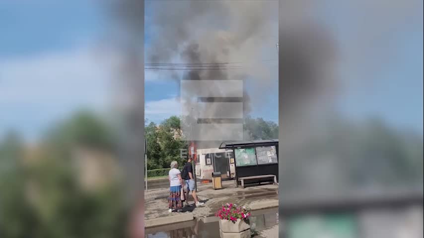 Пожар в автобусе у Красной площади в Красноярске: на месте работают пожарные