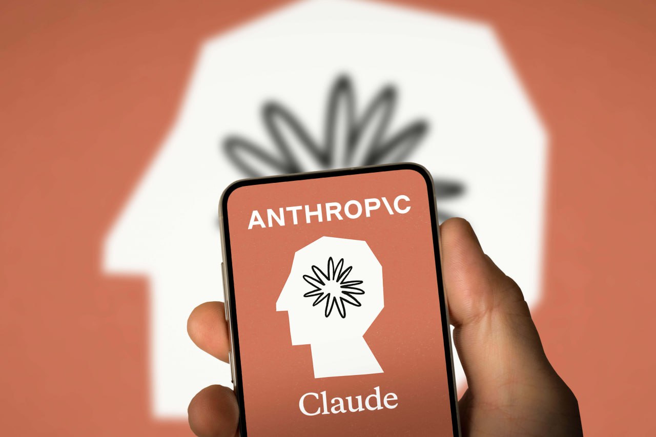 Сотрудники OpenAI использовали ИИ Claude для программирования. В Anthropic уже закрыли доступ  WIRED сообщает, что во вторник Anthropic закрыла доступ к Claude Code для сотрудников OpenAI, проинформировав компанию о нарушении правил пользования сервисом.   "Claude Code стал выбором номер один для программистов по всему миру, поэтому нет ничего удивительного в том, что даже технические специалисты OpenAI использовали наши инструменты для программирования перед запуском GPT-5", — заявил представитель Anthropic Кристофер Налти в комментарии для WIRED.  1   DevHub