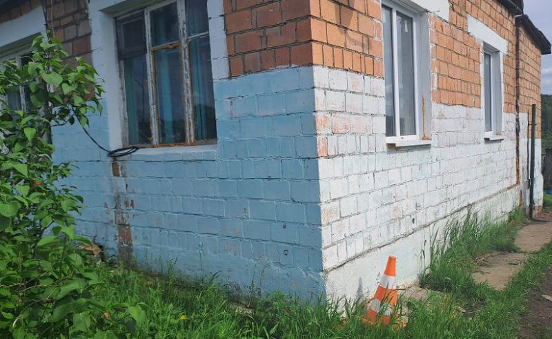 Против назаровца, восьмилетний сын которого въехал в стену на питбайке, завели дело В Назарове полицейские возбудили уголовное дело в отношении мужчины, сын которого получил тяжелые травмы, въехав в стену на питбайке. Девятого июня в Назаровском районе в селе Верхний Ададым восьмилетний мальчик на питбайке не справился с управлением и врезался в кирпичную стену дома. В результате происшествия ребенок с тяжелыми травмами был доставлен в больницу. Сотрудниками полиции установлено, что питбайк родители ребенка приобрели за три дня до происшествия. В этот день отец учил сына кататься на новом мотоцикле. Мальчик был без мотошлема и защитной экипировки. Дело завели по статье о причинении тяжкого вреда здоровью по неосторожности. Санкция данной статьи предусматривает наказание в виде ареста на срок до 6 месяцев. Newslab