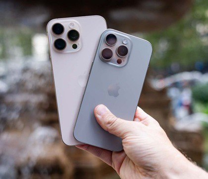 Пользователи iPhone 15 и iPhone 16 жалуются на вздутие аккумулятора во время авиаперелетов AH Из за деформации батареи задняя крышка смартфона начинает отходить Однако после приземления форма аккумулятора возвращается в норму В сети появляется все больше сообщений о проблемах с некоторыми смартфонами iPhone 15 и iPhone 16 Пользователи заявляют что во время авиаперелетов аккумуляторы их устройств временно раздуваются