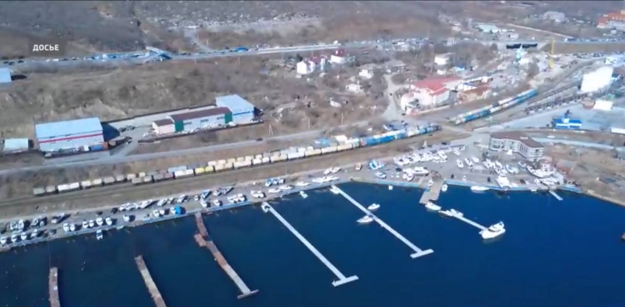 Прокуратура в судебном порядке добилась освобождения земельных участков в районе бухты Улисс от маломерных судов, стоянку которых не так давно выгнали из этой бухты.   Сотрудники надзорного органа и судебные приставы выехали на место с судебным актом. Вывести суда владельцы должны были до 1 мая 2025 года, но не все успели это сделать.  Напомним, в марте этого года уведомление о закрытии во Владивостоке бухты Улисс для гражданского маломерного флота застало врасплох владельцев небольших судов. Причина запрета — эта акватория используется  Тихоокеанским флотом.   Стоянок для маломерных судов во Владивостоке крайне мало. Да и не все катера были готовые после зимы выйти в море.  Прокуратура края обратилась в суд с иском с требованием освободить земельные участки. Суд иск удовлетворил. К 18 июню из 150 катеров, которые стояли здесь изначально, не съехали 9.   Видеосюжет по активной ссылке.
