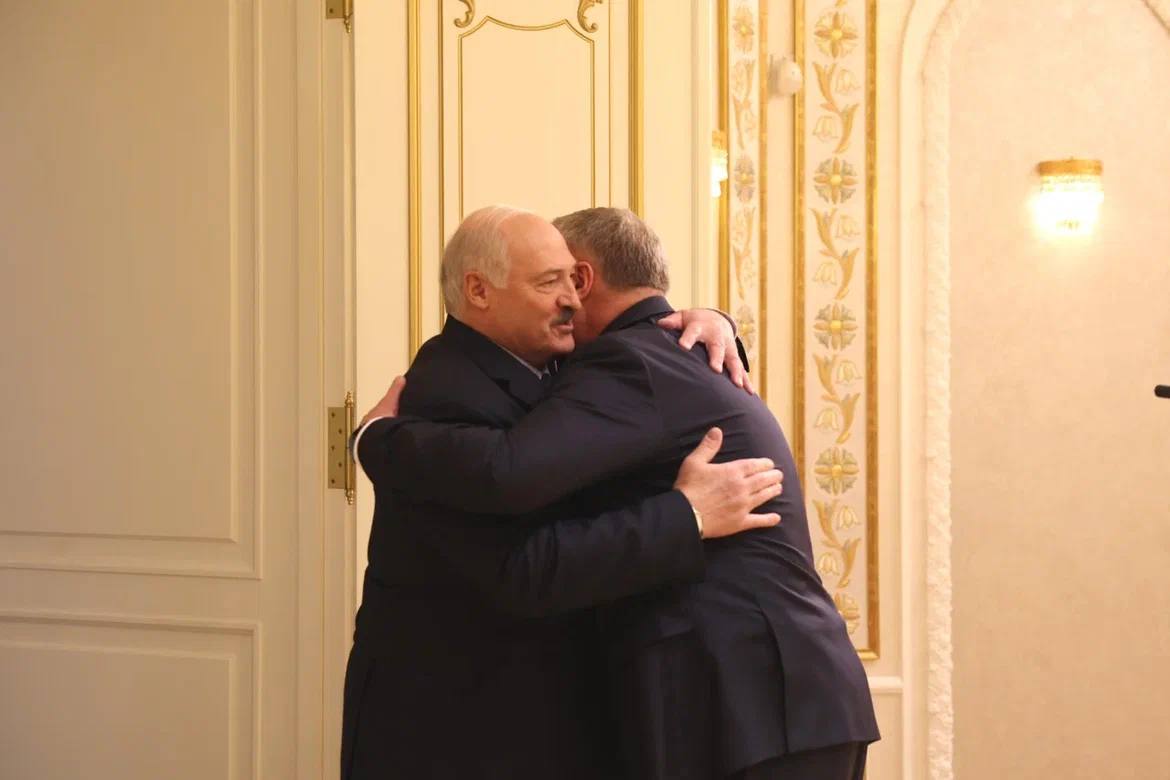 Встретился в Минске с Президентом Беларуси Александром Григорьевичем Лукашенко. Поздравил его с безоговорочной победой на прошедших президентских выборах. Встреча прошла традиционно тепло и конструктивно. Обсудили сотрудничество Астраханской области с Республикой Беларусь во всех направлениях. Результаты – впечатляющие, а планы – еще более масштабные. В 2024 году товарооборот между нашим регионом и Беларусью вырос на 10%. Экспорт увеличился на 5%, импорт – на 20%. Продолжаем поставлять партнерам агропромышленную продукцию:картофель, шерсть и рыбу. Одна из востребованных экспортных позиций – астраханский рис, качество которого оценили белорусские рестораторы. Из Беларуси импортируем древесину, продукты питания, текстиль, обувь, косметические средства, мебель и другие товары. Белорусские ярмарки пользуются у астраханцев большой популярностью, ведь белорусские товары – это знак высокого качества. Отлично зарекомендовала себя белорусская сельхозтехника, в том числе тракторы Минского тракторного завода. С 2022 года нашими фермерами приобретено более 450 белорусских тракторов, и на сегодняшний день почти 70% машинно-тракторного парка АПК региона состоит из техники белорусского производства. На встрече в декабре 2021 года предложил Александру Григорьевичу использовать транзитные мощности региона для экспорта белорусской продукции по коридору «Север – Юг» в страны Азии. Отправка грузов через астраханские порты началась уже в 2022 году – это пиломатериалы, бумага, удобрения и автотехника, и за период 2022-2024 годов составила 220 тысяч тонн. Будем наращивать объемы. Развиваем связи в области образования, культуры, спорта и молодежной политики. Особое внимание – патриотическому воспитанию и сохранению общей исторической памяти. В год 80-летия Великой Победы в Астрахани открылась музейная экспозиция, посвященная героическому пути третьего формирования 28-й армии, которая была сформирована в Астраханской области и в годы войны участвовала в освобождении Белорусской ССР. Мы заинтересованы в развитии всестороннего сотрудничества с Беларусью и приложим максимум усилий для укрепления наших дружественных связей, которыми очень дорожим.