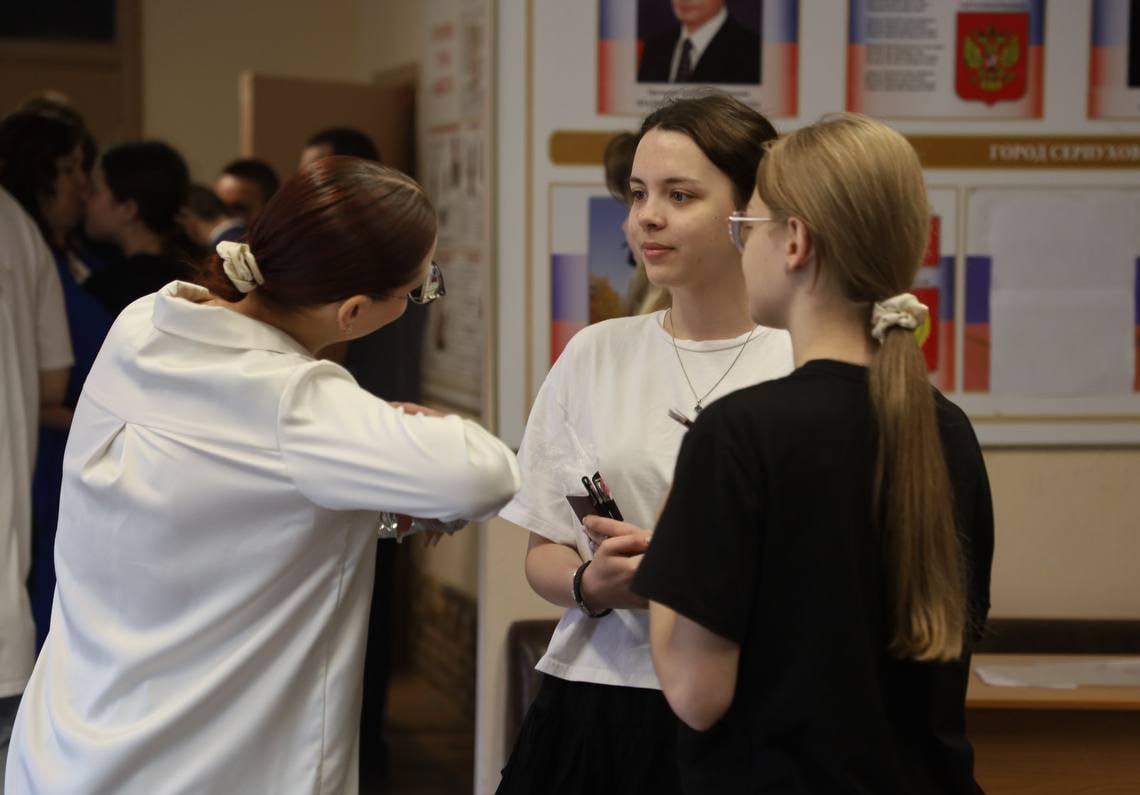 Выпускники Подмосковья показали высокие результаты на ЕГЭ по математике Каждый пятый участник ЕГЭ по профильной математике в Московской области набрал от 80 до 99 баллов. Из 18 705 выпускников 19 получили максимальные 100 баллов, а 3 389 человек продемонстрировали результаты выше 80 баллов. В Серпухове, как и в других городах региона, отмечен рост качества подготовки: девять высших результатов получили серпуховские выпускники на экзаменах по литературе и химии.