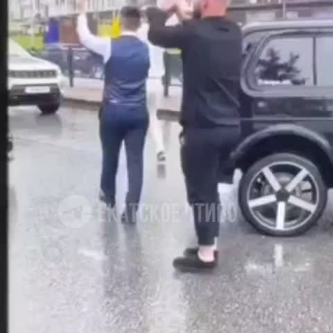 В Екатеринбурге арестованы участники свадебного кортежа за танцы на дороге