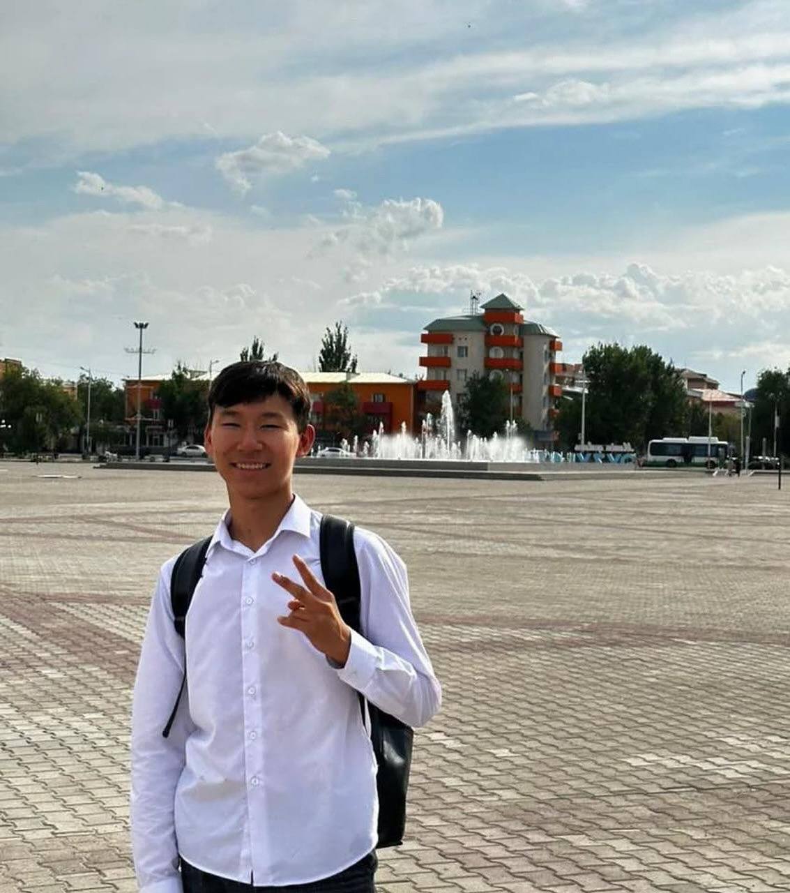 В Алматы умер 18 летний срочник всего через неделю после призыва Нурасыл был направлен на службу 27 сентября а 5 октября скончался в пограничной части КНБ в Карасайском районе По данным ведомства предварительная причина смерти менингококцемия тяжёлая инфекция которая развивается стремительно Родные Нурасыла направили обращение президенту с просьбой провести объективное расследование случившегося